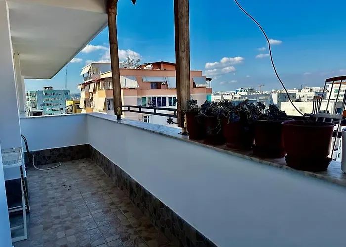 8th Floor Luxury Tirana 2 דירה *